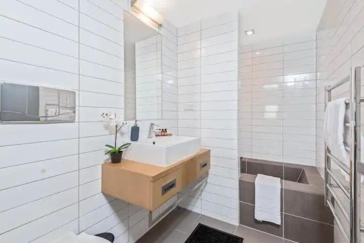 Luxury Lakeview 2 Bedroom Apartment Квінстаун Екстер'єр фото